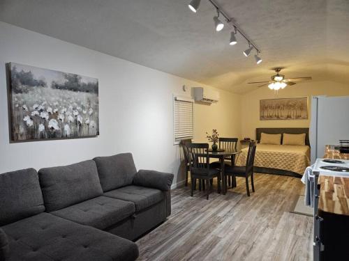 Φωτογραφία από το άλμπουμ του Studio 431-Vet owned 14 miles to Ft Moore σε Phenix City
