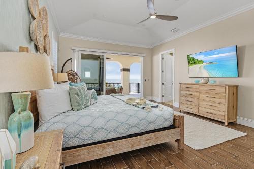 フォートマイヤーズビーチにある3134 Estero Blvd homeの海の見えるベッドのある寝室