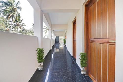un couloir d'une maison avec des plantes en pot dans l'établissement OYO Poptavern Premium, à Trivandrum