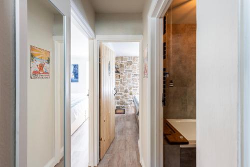 Ένα μπάνιο στο Beachspoke Loft