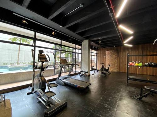 een fitnessruimte met loopbanden en fitnessapparatuur in een kamer bij Espectacular Apto Loft - La Candelaria, Bogotá in Bogota