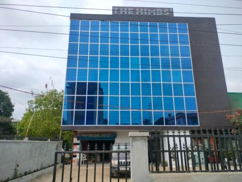 niebieski budynek z napisem w obiekcie THE HIMBS HOTEL w Dimapur