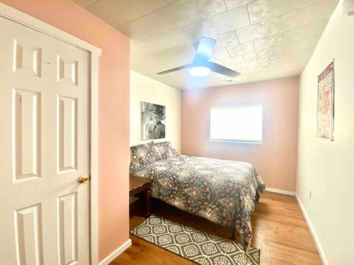 - une chambre avec un lit et un ventilateur de plafond dans l'établissement 2 bed 1 bath, à Price