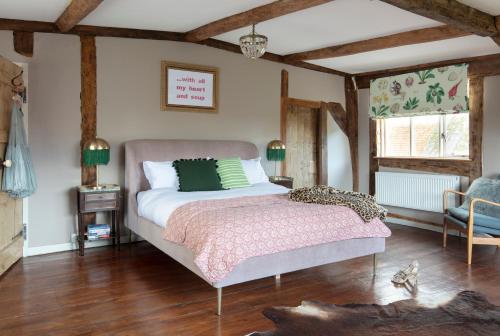 1 dormitorio con 1 cama y 1 silla en Brook Farm, en Harleston