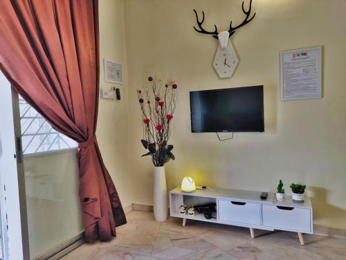 TV/trung tâm giải trí tại Queensbay Mall, Up to 5 Pax, 2 Bedrooms, 1 Bathroom, 1 Car Park by Star Home