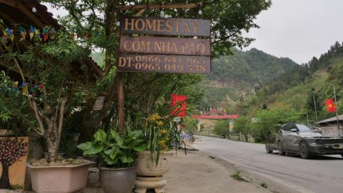 a sign for a store on the side of a street at Homestay Nhà Pao in Loung Kam