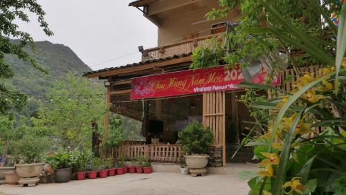 a building with a red sign in front of it at Homestay Nhà Pao in Loung Kam