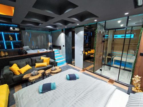 - une chambre avec un grand lit et un canapé dans l'établissement Private Spa Penthouse, à Skopje