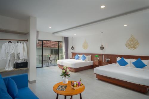 Habitación de hotel con 2 camas y mesa en Angkor Aurora, en Siem Reap