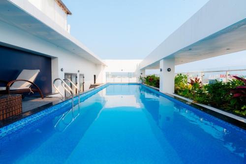 una piscina con vistas a un edificio en ViAn Hotel And Spa Danang en Da Nang