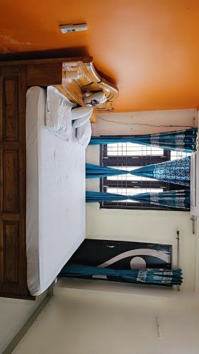 una stanza con mensola, carta e finestra di BENARASI BILLS STAY INN a Varanasi