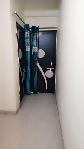 una camera con bagno dotato di lavandino e tende di BENARASI BILLS STAY INN a Varanasi