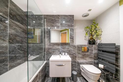 Ванная комната в Finest Retreats - The Penthouse at 611 Westgate