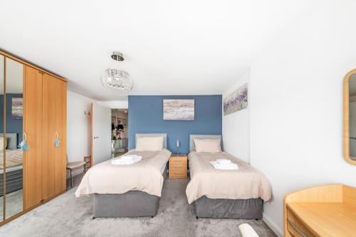 Кровать или кровати в номере Finest Retreats - The Penthouse at 611 Westgate