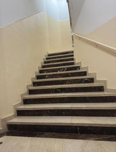 un conjunto de escaleras en un edificio en Private room in the city center, en Rabat