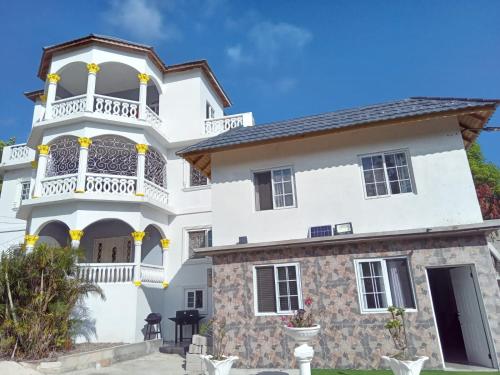 Großes weißes Haus mit Balkon in der Unterkunft Sashamani Villa D in Saint Mary