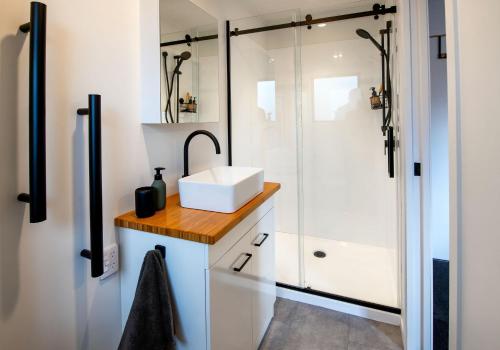 羅托魯阿的住宿－Aura @ Home，一间带水槽和淋浴的浴室