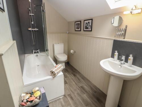 Far SawreyにあるGlensideの洗面台、シャワー、トイレ付きのバスルーム