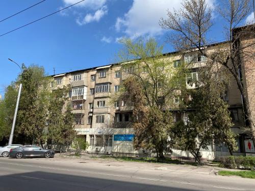 un immeuble situé sur le côté d'une rue dans l'établissement Elegant 3-room apartment near iMall: Kievskaja Street, à Bishkek