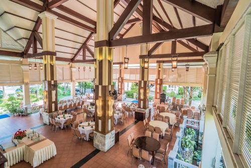 uma vista aérea de um restaurante com mesas e cadeiras em Sài Gòn Côn Đảo Resort em Con Dao