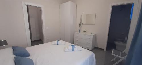 - une chambre avec un lit, une commode et un miroir dans l'établissement Wanderlust, à Sava