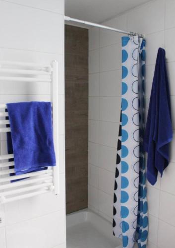 a bathroom with a shower with a blue shower curtain at Departamento Arequipa in Arequipa
