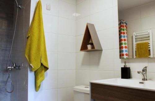 - Baño con lavabo y toalla amarilla en Departamento Arequipa, en Arequipa