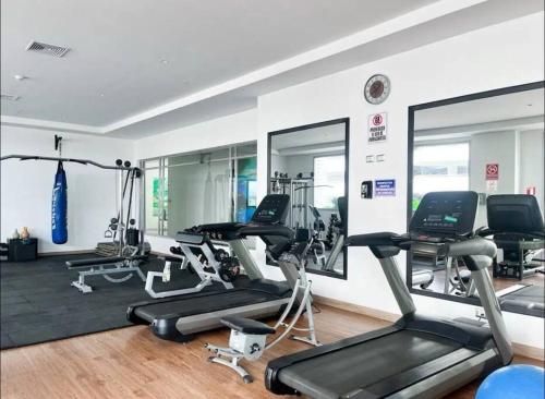 een fitnessruimte met diverse fitnessapparatuur in een kamer bij Airbnb Guayaquil, Puerto Santa Ana, Parking in Guayaquil