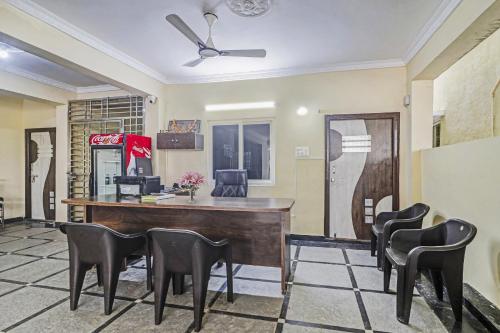 a meeting room with a desk and chairs at Super OYO Honey Heights Near Botanical Garden in Hyderabad
