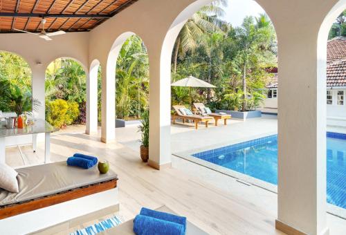 Piscina de la sau aproape de Villa Artjuna with private pool near Calangute