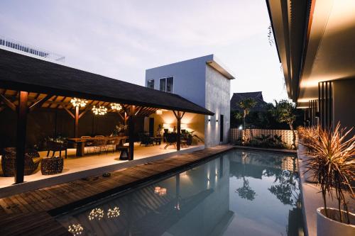 a swimming pool in the middle of a house at Luna Ola Villa Berawa in Canggu