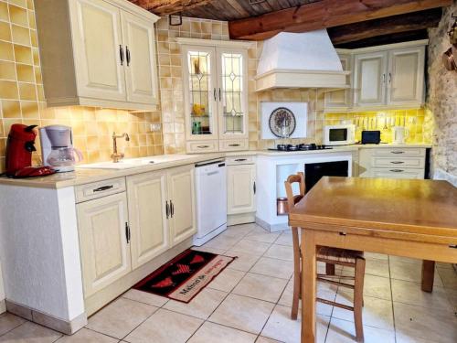 Dapur atau dapur kecil di Gite Haut de Ceyrac