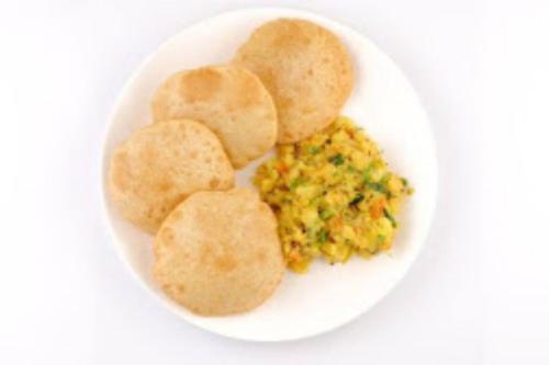 un plato blanco de comida con arroz y guisantes en Goroomgo Riddhi Siddhi Haridwar Near Railway Station - Best Seller en Haridwār