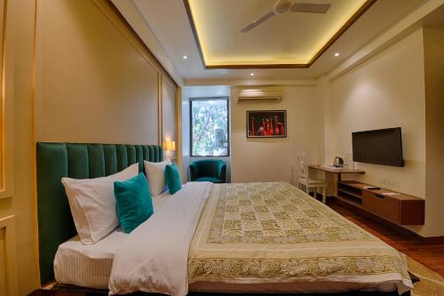 Posteľ alebo postele v izbe v ubytovaní Surabhi Turban Museum & Hotel