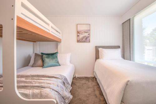 1 Schlafzimmer mit 2 Betten und einem Fenster in der Unterkunft Arden Monte Vista in Rye