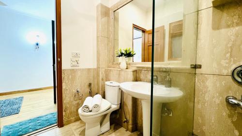 un bagno con un water e un lavandino di BluO Vasant Vihar PVR - Kitchen, Terrace, Lift a Nuova Delhi
