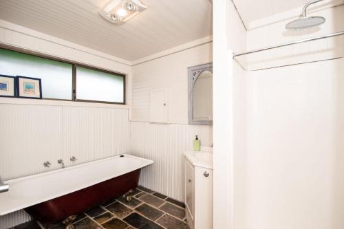 een badkamer met een bad en een wastafel bij Blue Haven Pet Friendly Retreat in McCrae