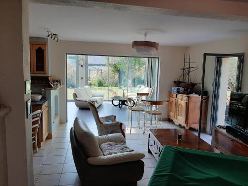 un salon avec un canapé, des chaises et une table dans l'établissement Au chêne vert, à Saumur