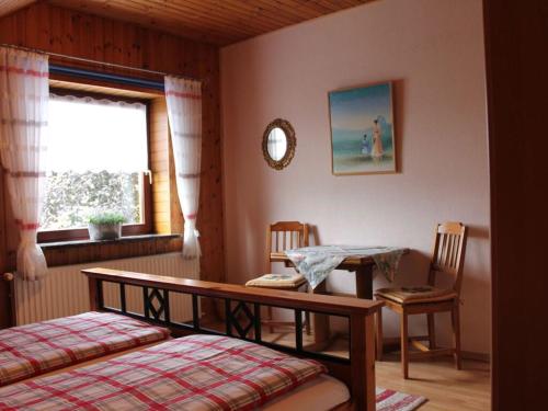 1 dormitorio con mesa, cama y ventana en "Haus Burck" Modern retreat, en Wankendorf