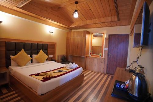 a bedroom with a large bed in a room at Udaan Tashi Gakhil Resort in Lachung