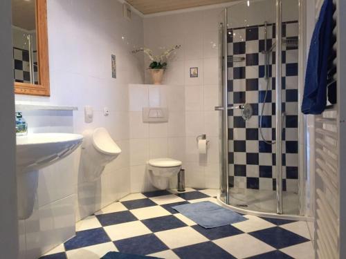 uma casa de banho com um chuveiro, um WC e um lavatório. em Nordglück Modern retreat em Taarstedt