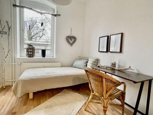 1 dormitorio con cama, escritorio y ventana en Anchorage Modern retreat en Flensburg
