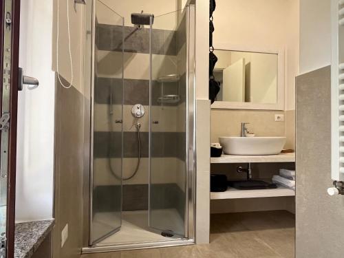 een glazen douche in een badkamer met een wastafel bij Home in Orvieto - Via dei Dolci in Orvieto