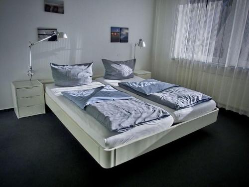 Duas camas sentadas uma ao lado da outra num quarto em Christel Modern retreat em Langeoog