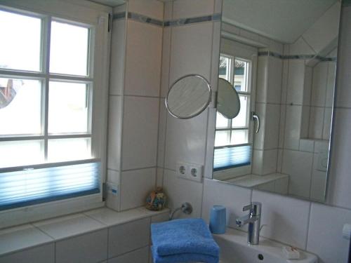 蘭圖姆的住宿－Haus Ruusenhoog - Apartment 7，一间带水槽和镜子的浴室