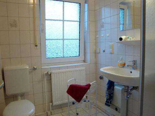 Baño pequeño con lavabo y aseo en to FEEL GOOD Modern retreat, en Dornumersiel