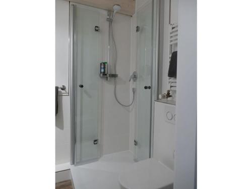 Un baño con ducha con puerta de cristal. en Favorite place Modern retreat, en Wrixum