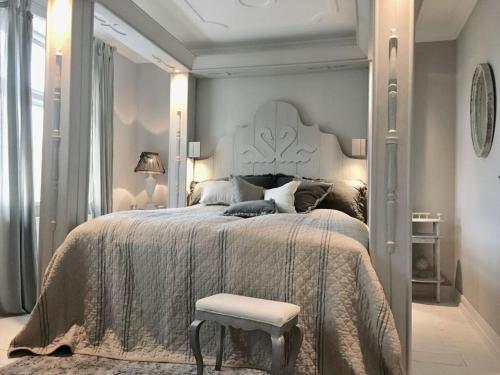 ein Schlafzimmer mit einem großen Bett mit einer weißen Tagesdecke in der Unterkunft Swan Heart Modern Retreat in Arnis