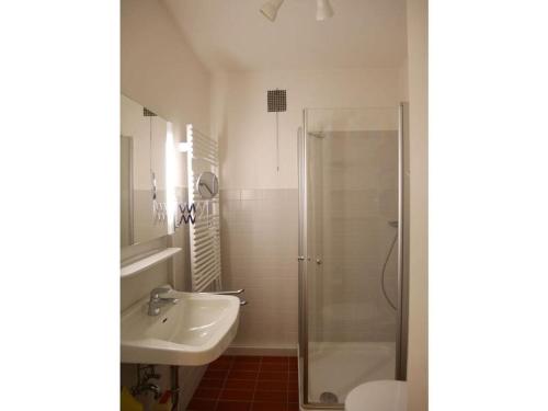 een badkamer met een douche en een wastafel bij near the beach Modern retreat in Wangerooge