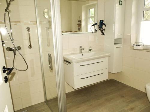 Et badeværelse på Fördehus Modern retreat